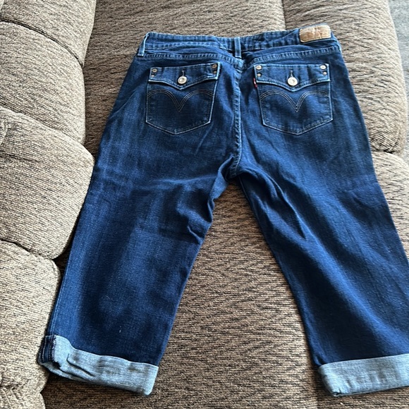 Womens Levi capris. Like brand new - Picture 2 of 2